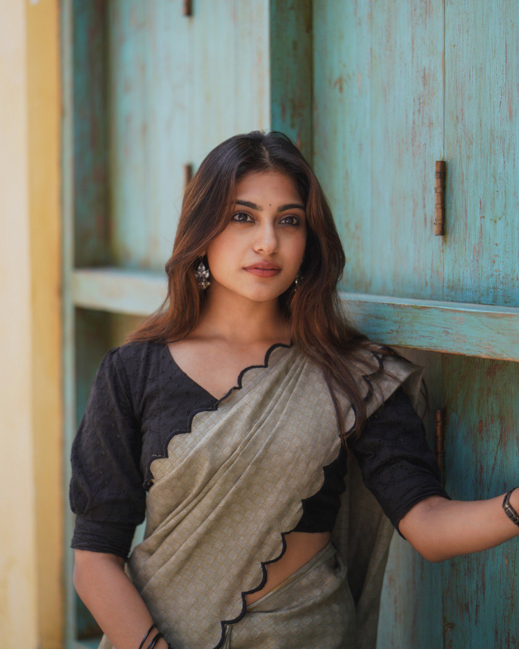 Premium Gadhwal Chex Saree with Arca Work & Lucknowi Work Blouse