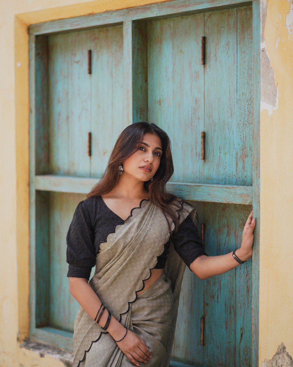 Premium Gadhwal Chex Saree with Arca Work & Lucknowi Work Blouse